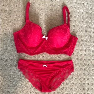 Victoria’s Secret red lace bra and panty set NWOT